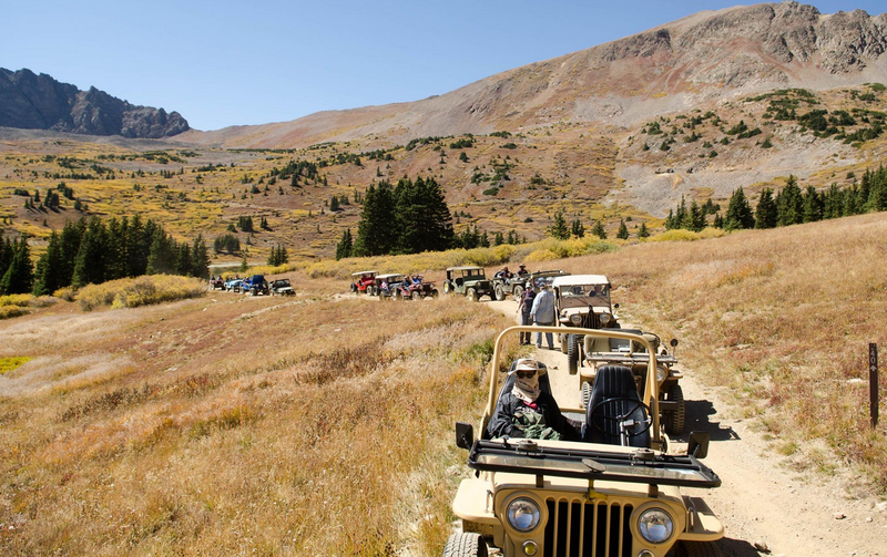 Illustration for article titled There's Nothing Cooler Than Flat-Fender Jeeps Offroading